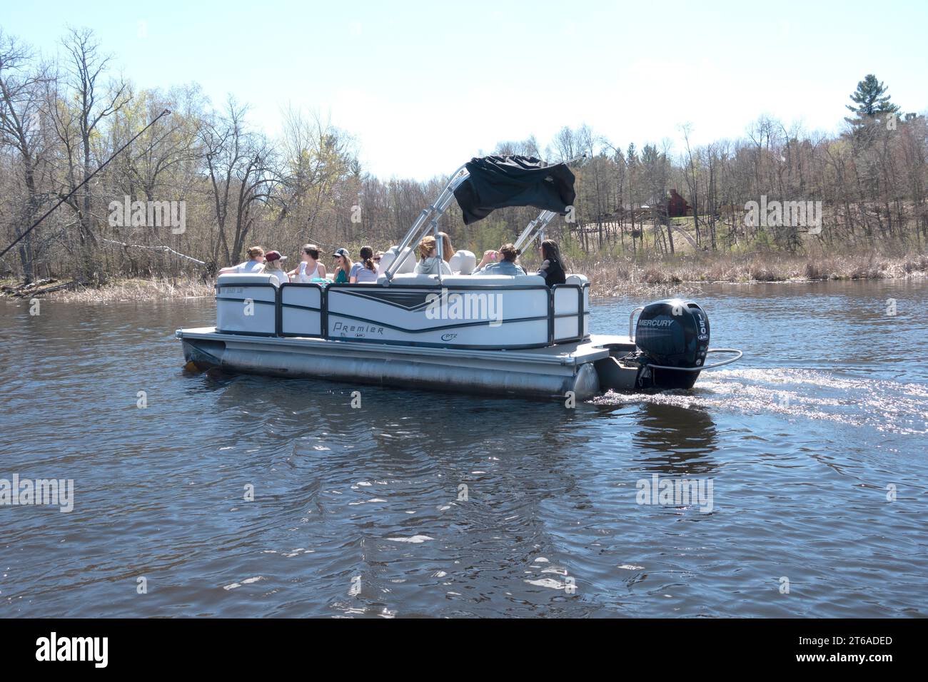 Grand groupe de jeunes femmes amantes de plaisir naviguant sur un bateau ponton Premier sur le chenal entre la chaîne de lacs Gull Lake. Nisswa Minnesota MN États-Unis Banque D'Images