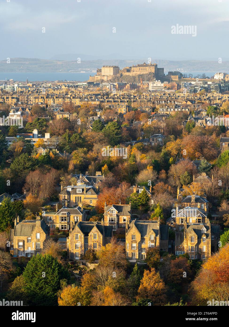 Vue sur la banlieue de la Grange avec de nombreuses grandes maisons individuelles chères vers le centre-ville d'Édimbourg de Blackford Hill en automne, Édimbourg, Scotl Banque D'Images