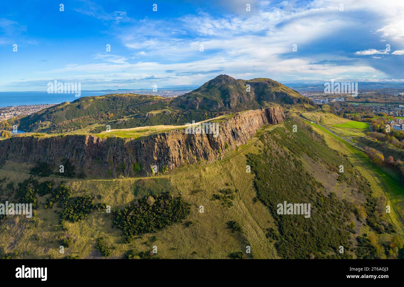 Vue aérienne de Salisbury Crags avec Arthur’s Seat à l’arrière à Holyrood Park, Édimbourg, Écosse, Royaume-Uni Banque D'Images