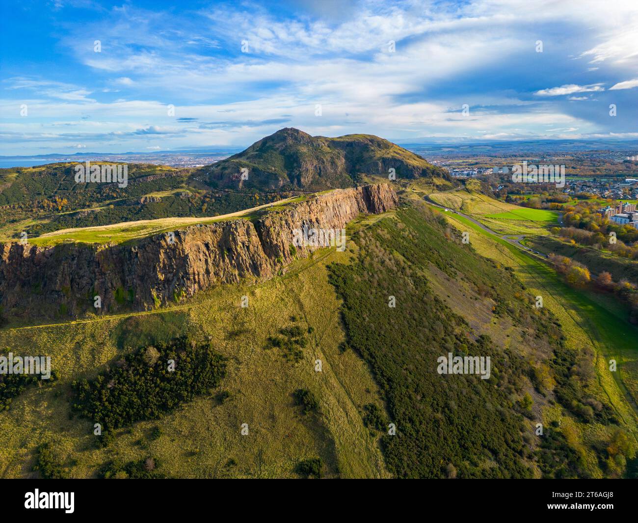 Vue aérienne de Salisbury Crags avec Arthur’s Seat à l’arrière à Holyrood Park, Édimbourg, Écosse, Royaume-Uni Banque D'Images