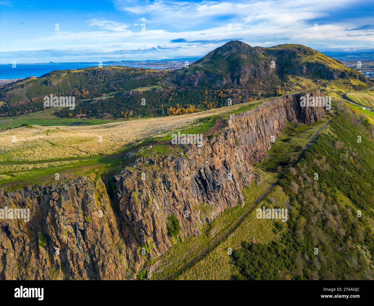 Vue aérienne de Salisbury Crags avec Arthur’s Seat à l’arrière à Holyrood Park, Édimbourg, Écosse, Royaume-Uni Banque D'Images