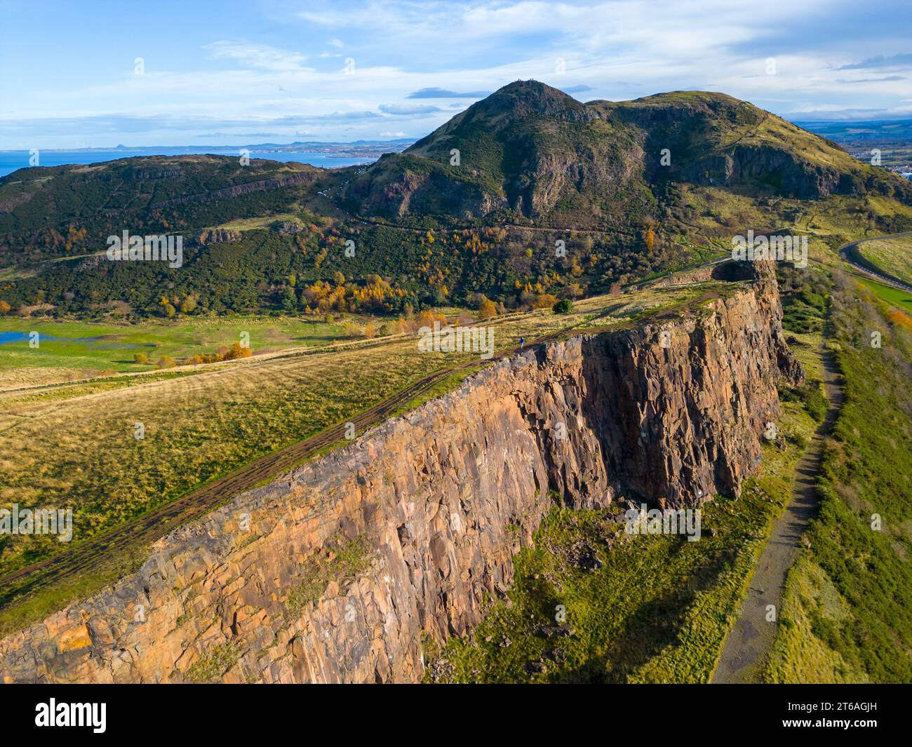 Vue aérienne de Salisbury Crags avec Arthur’s Seat à l’arrière à Holyrood Park, Édimbourg, Écosse, Royaume-Uni Banque D'Images