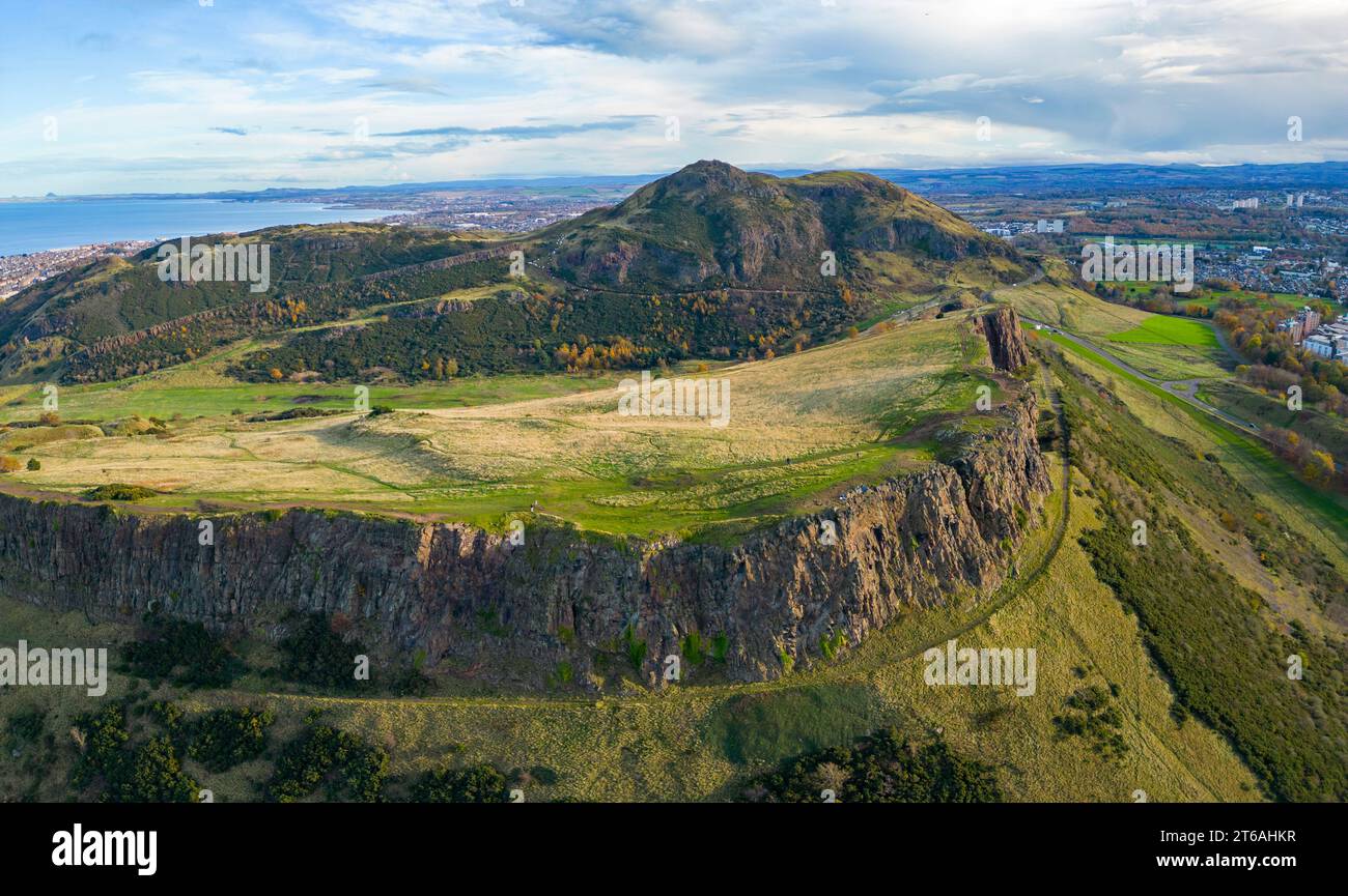 Vue aérienne de Salisbury Crags avec Arthur’s Seat à l’arrière à Holyrood Park, Édimbourg, Écosse, Royaume-Uni Banque D'Images