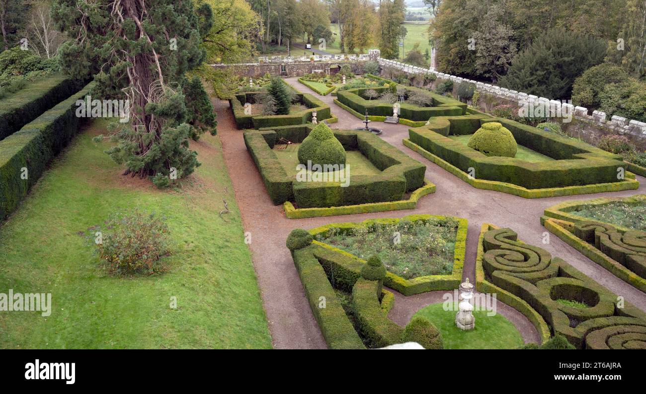 Château de Chillingham, Chillingham, Northumberland, Angleterre, Royaume-Uni. - Vue sur le jardin italien Banque D'Images