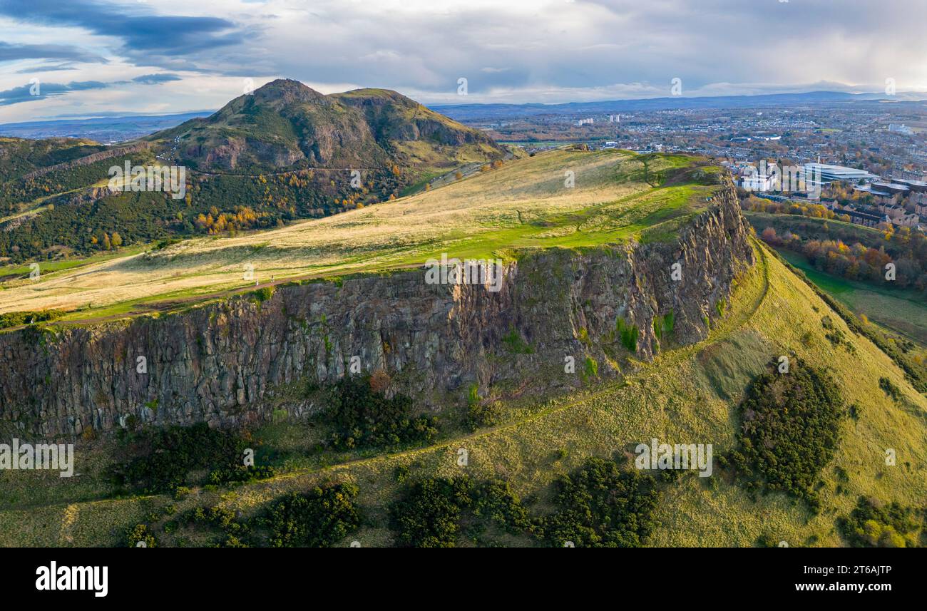 Vue aérienne de Salisbury Crags avec Arthur’s Seat à l’arrière à Holyrood Park, Édimbourg, Écosse, Royaume-Uni Banque D'Images