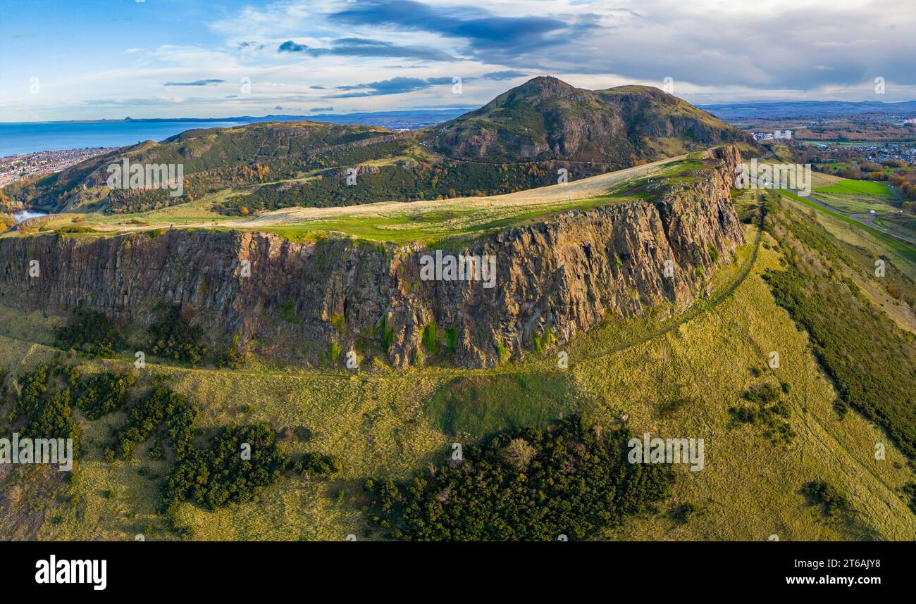 Vue aérienne de Salisbury Crags avec Arthur’s Seat à l’arrière à Holyrood Park, Édimbourg, Écosse, Royaume-Uni Banque D'Images