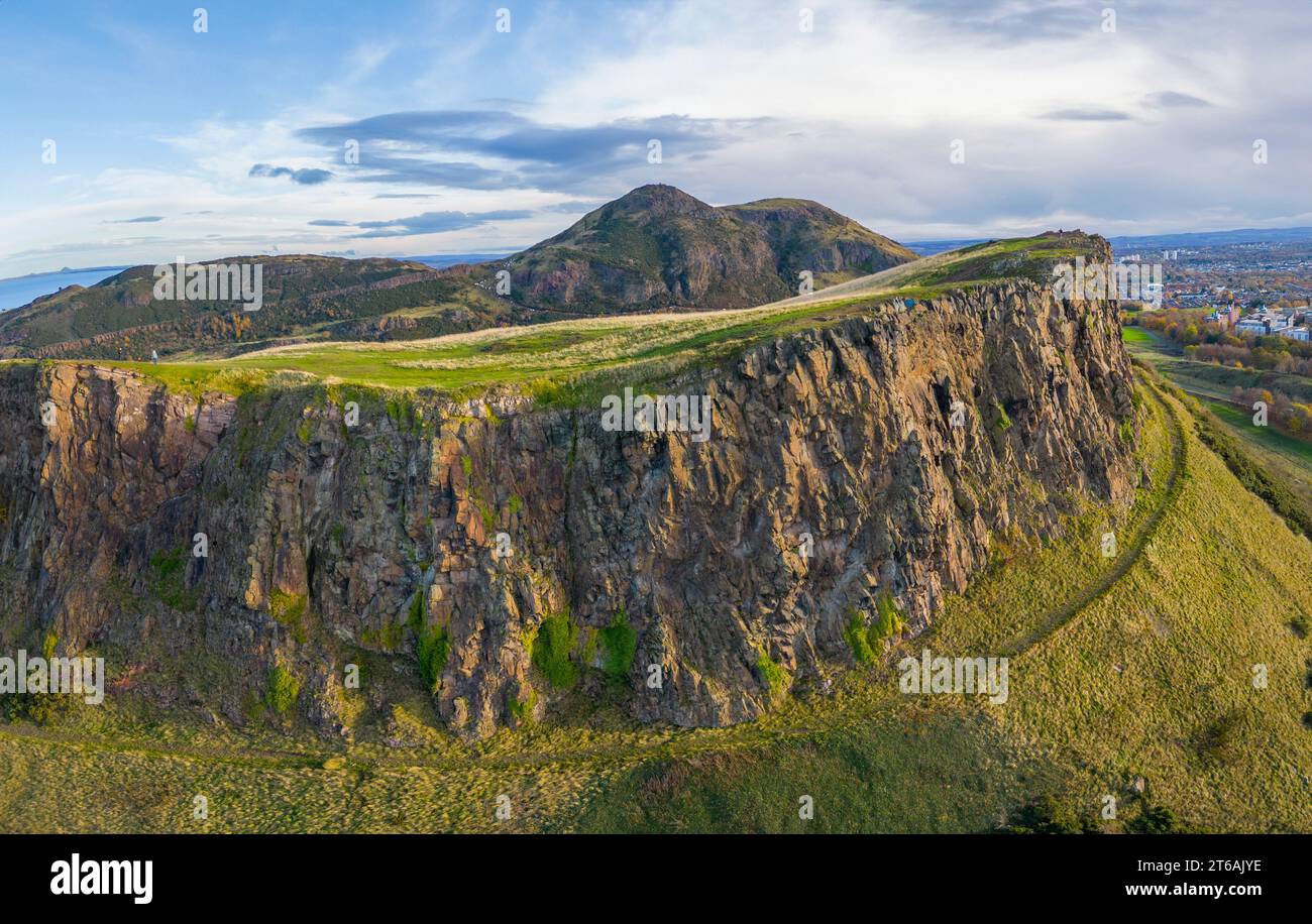 Vue aérienne de Salisbury Crags avec Arthur’s Seat à l’arrière à Holyrood Park, Édimbourg, Écosse, Royaume-Uni Banque D'Images