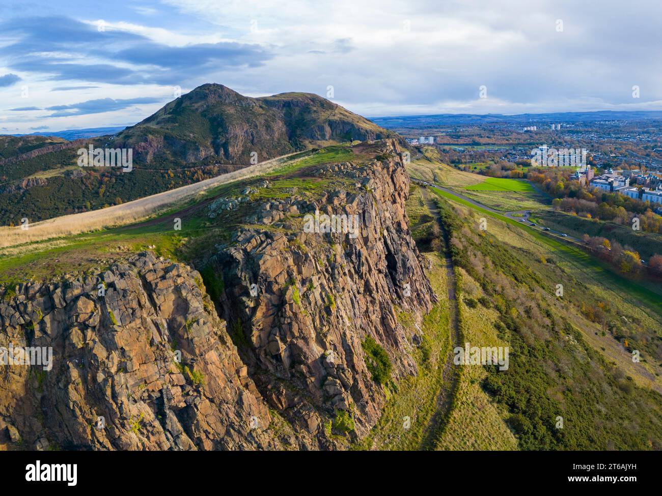Vue aérienne de Salisbury Crags avec Arthur’s Seat à l’arrière à Holyrood Park, Édimbourg, Écosse, Royaume-Uni Banque D'Images