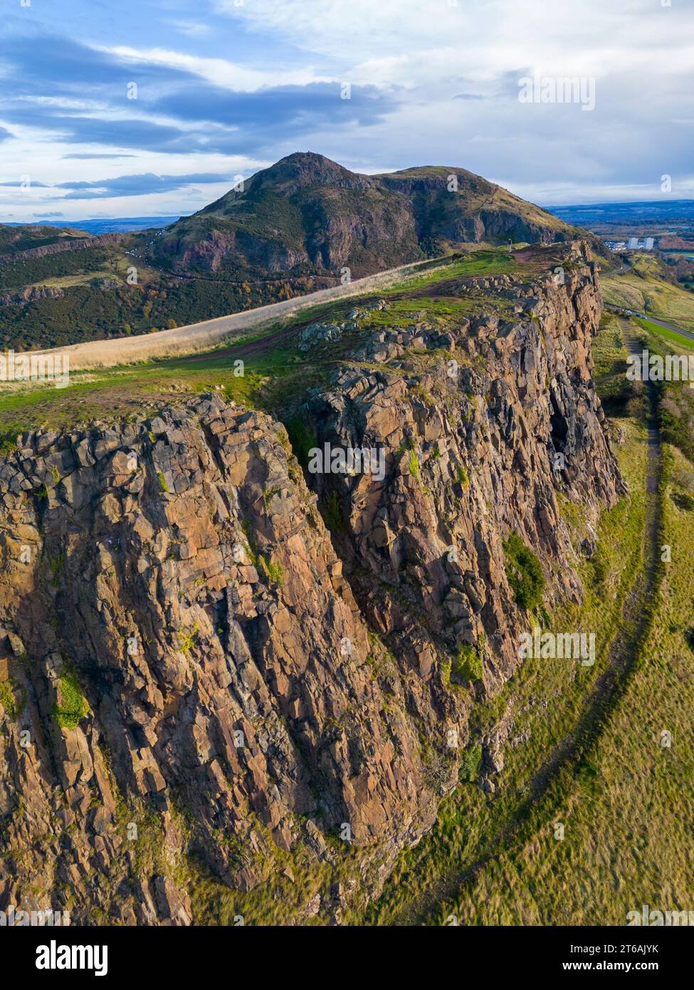 Vue aérienne de Salisbury Crags avec Arthur’s Seat à l’arrière à Holyrood Park, Édimbourg, Écosse, Royaume-Uni Banque D'Images