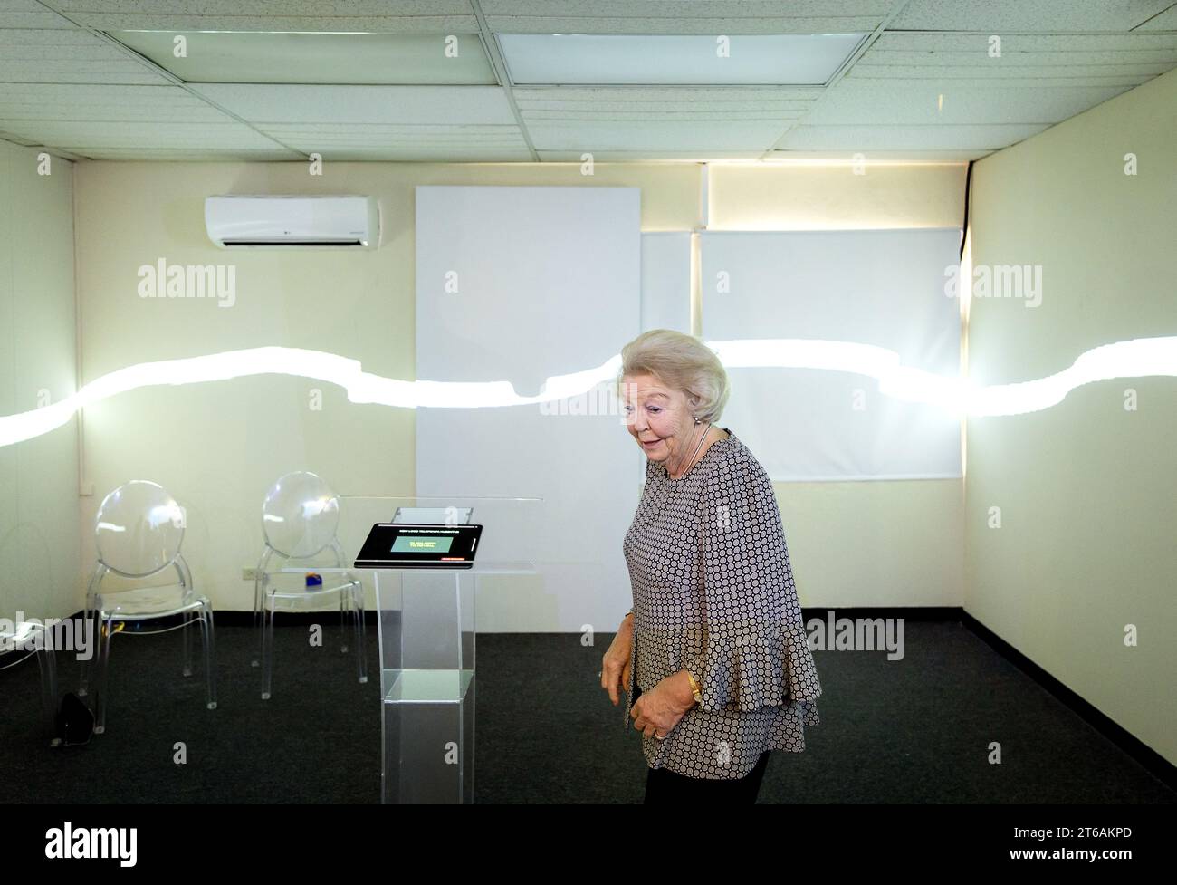 ORANJESTAD - la Princesse Beatrix dévoile le nouveau logo du téléphone pour enfants d'Aruba lors d'une visite au siège de Telefon pa Hubentud. Après une visite de deux jours à Curaçao, la princesse est maintenant à Aruba pour deux jours. Les deux visites ont porté sur la protection des écosystèmes et les initiatives sociales. ANP KOEN VAN WEEL netherlands Out - belgique Out Banque D'Images