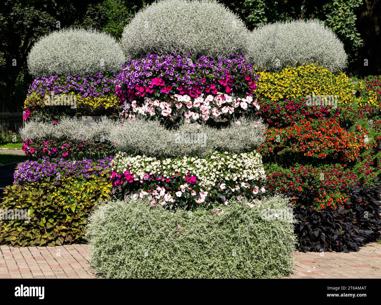 Parterres pyramidaux ornés de pétunias multicolores et autres fleurs dans les rues de la ville Banque D'Images