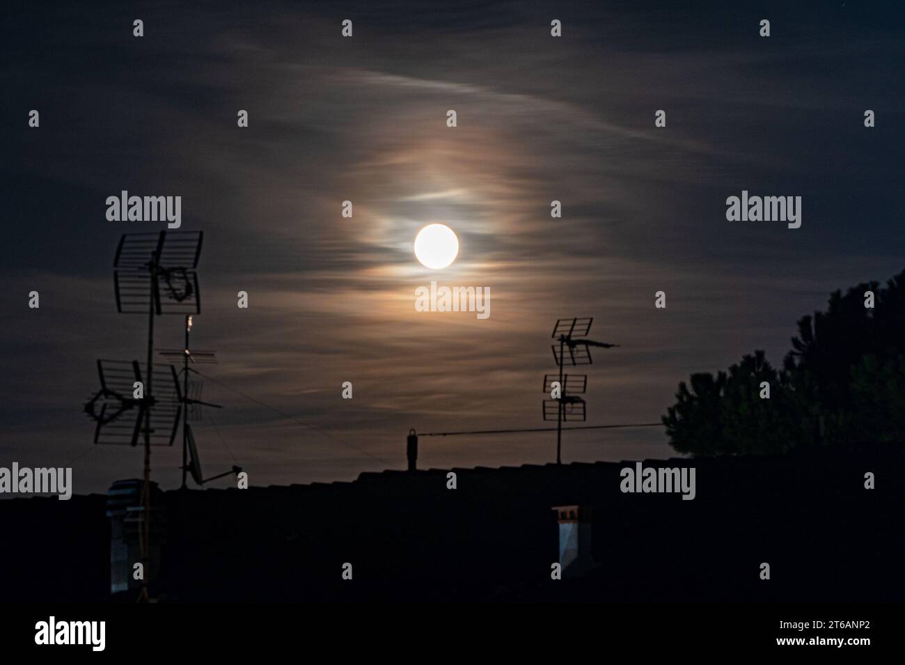 Beau ciel nuageux avec pleine lune brillante Banque D'Images