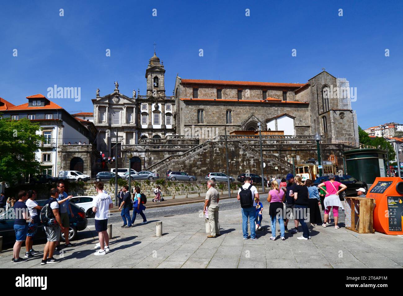 Touristes et église San Francisco, quartier de Ribeira, Porto / Porto, Portugal Banque D'Images
