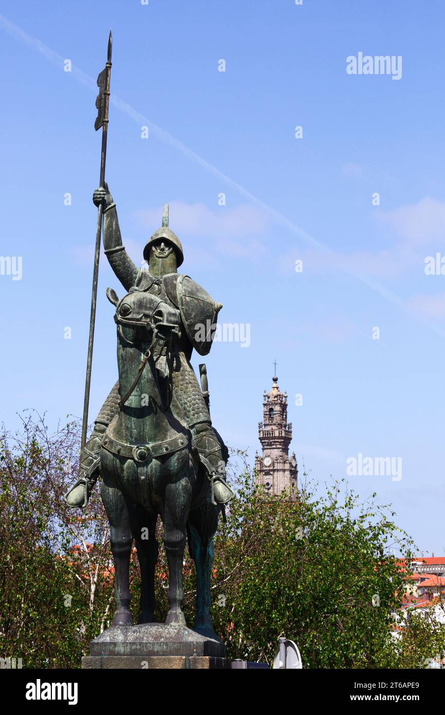 Statue de Vímara Peres (considéré comme le premier comte du Portugal), tour de l'église Torre dos Clérigos en arrière-plan, Ribeira, Porto / Porto, Portugal Banque D'Images