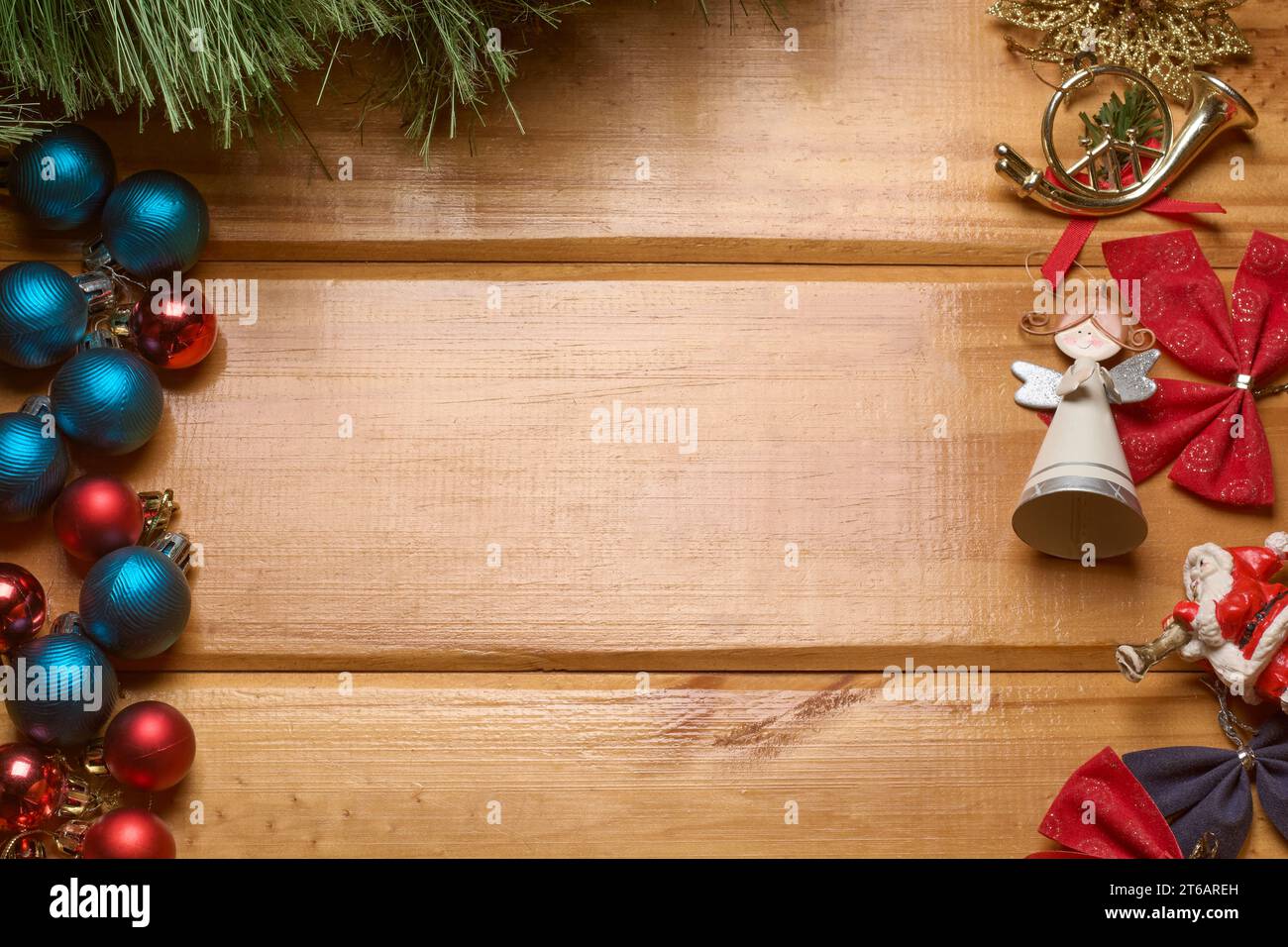 Vue de dessus de la décoration de Noël sur table en bois rustique. Boules de Noël, arbre et ornements sur la table, avec ange miniature et Père Noël. Backg Banque D'Images