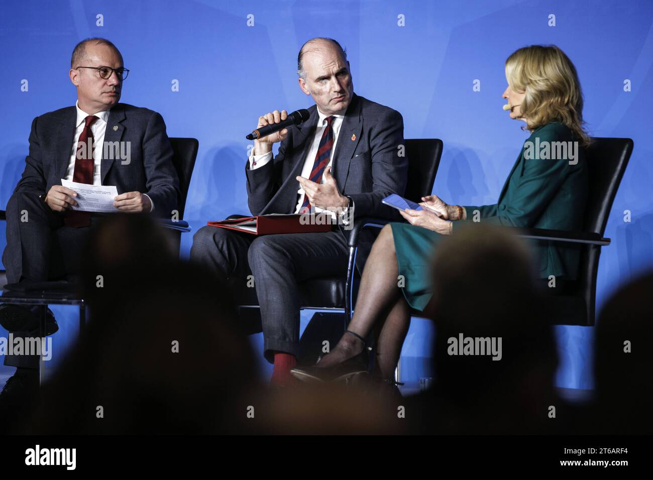 Panel d'ouverture zum thème : mi-chemin vers Washington DC : intégrer les efforts politiques, techniques et militaires pour renforcer la contribution de la cybercriminalité à notre posture globale de dissuasion et de défense . Hier im Bild : L-R Igli Hasani, Aussenminister von Albanien, und Leo Docherty, Staatsminister fuer Europa und Nrdamerika des Vereinigten Koenigreichs, im Rahmen der Eroeffnung der Nato Cyberkonferenz im Auswaertigen AMT in Berlin, 09.11.2023. Berlin Deutschland *** Panel d'ouverture à mi-chemin à Washington DC intégrant les efforts politiques, techniques et militaires pour renforcer la contribution de cyber à o Banque D'Images