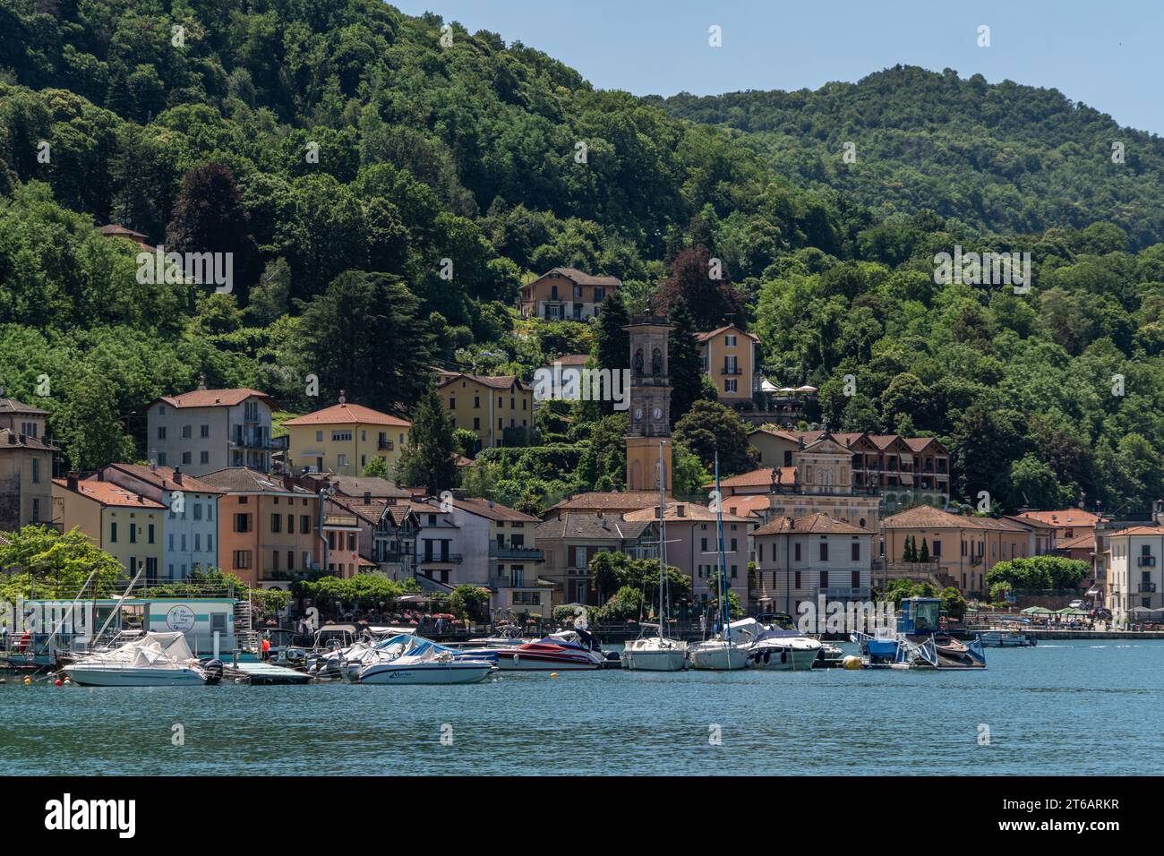 Un plan d'eau tranquille est entouré de montagnes verdoyantes et de maisons confortables en Italie Banque D'Images