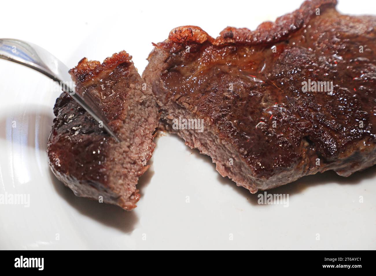 Fleisch als Nahrungsmittel Ein Rump-Steak aus Südamerika nach der Zubereitung auf einem Teller. *** Viande comme nourriture Une croupe steak d'Amérique du Sud après préparation sur une assiette crédit : Imago/Alamy Live News Banque D'Images