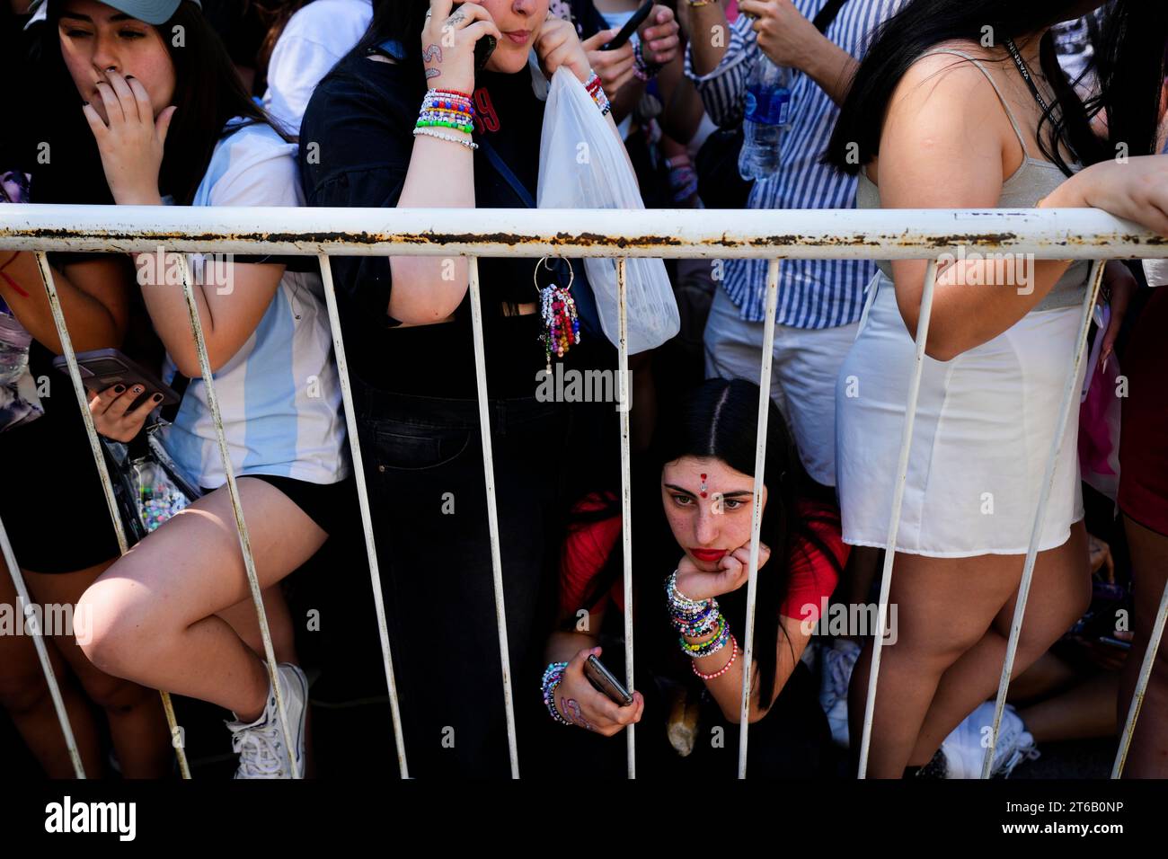 Fans of Taylor Swift wait for the doors of the Monumental stadium to open for her Eras Tour concert in Buenos Aires, Argentina, Thursday, Nov. 9, 2023. (AP Photo/Natacha Pisarenko) Banque D'Images