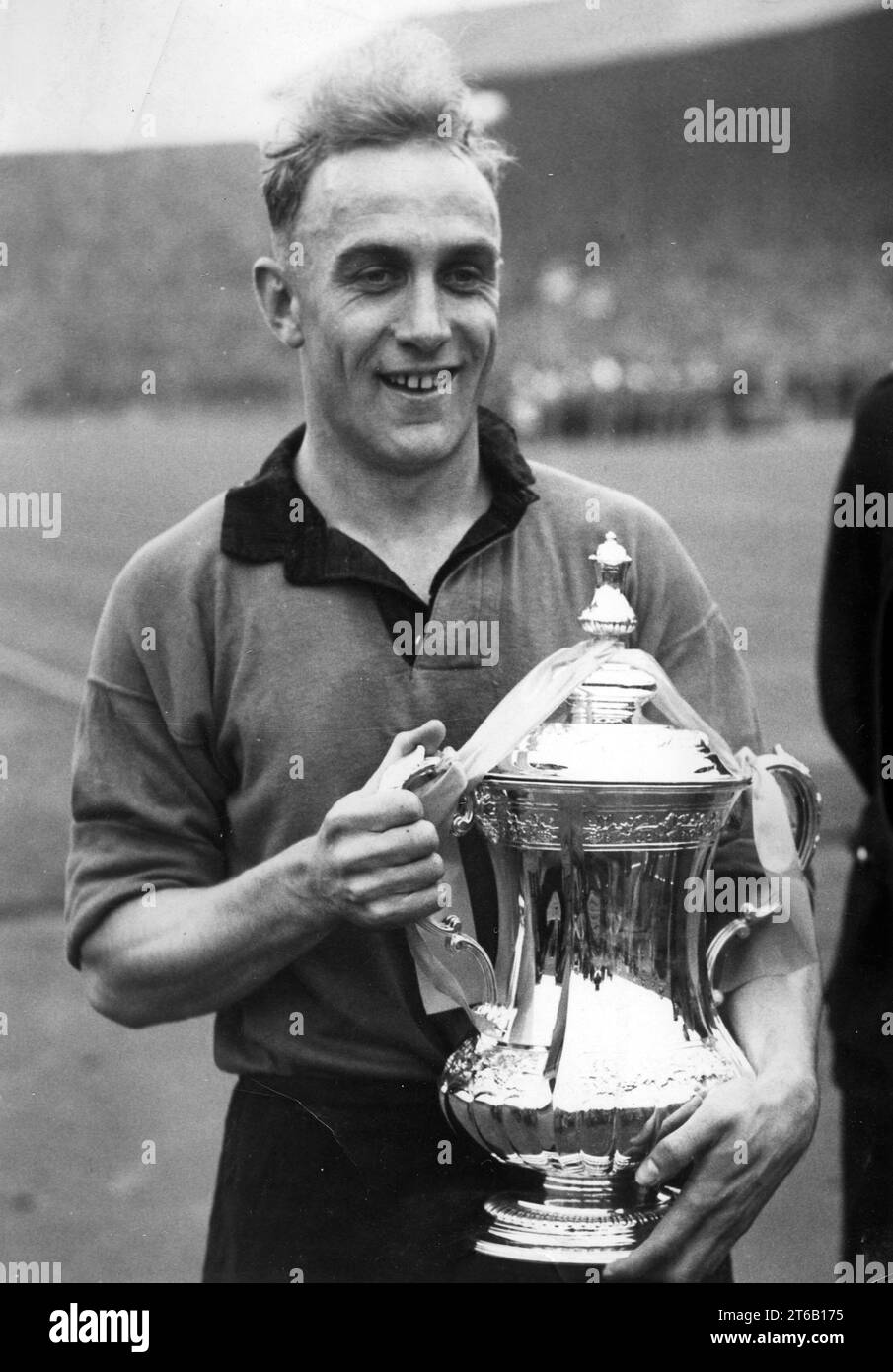 Capitaine des loups Billy Wright avec la FA Cup à Wembley en 1949 Banque D'Images