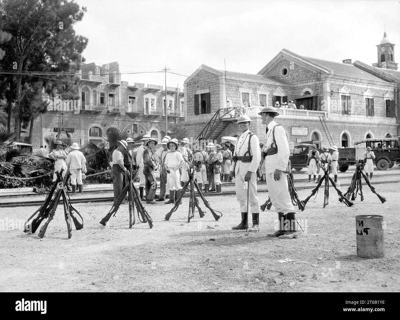 Marines britanniques dans la cour de la gare de Haïfa pendant les émeutes de Palestine de 1929, Palestine mandataire, collection de photographies G. Eric et Edith Matson, août 1929 Banque D'Images