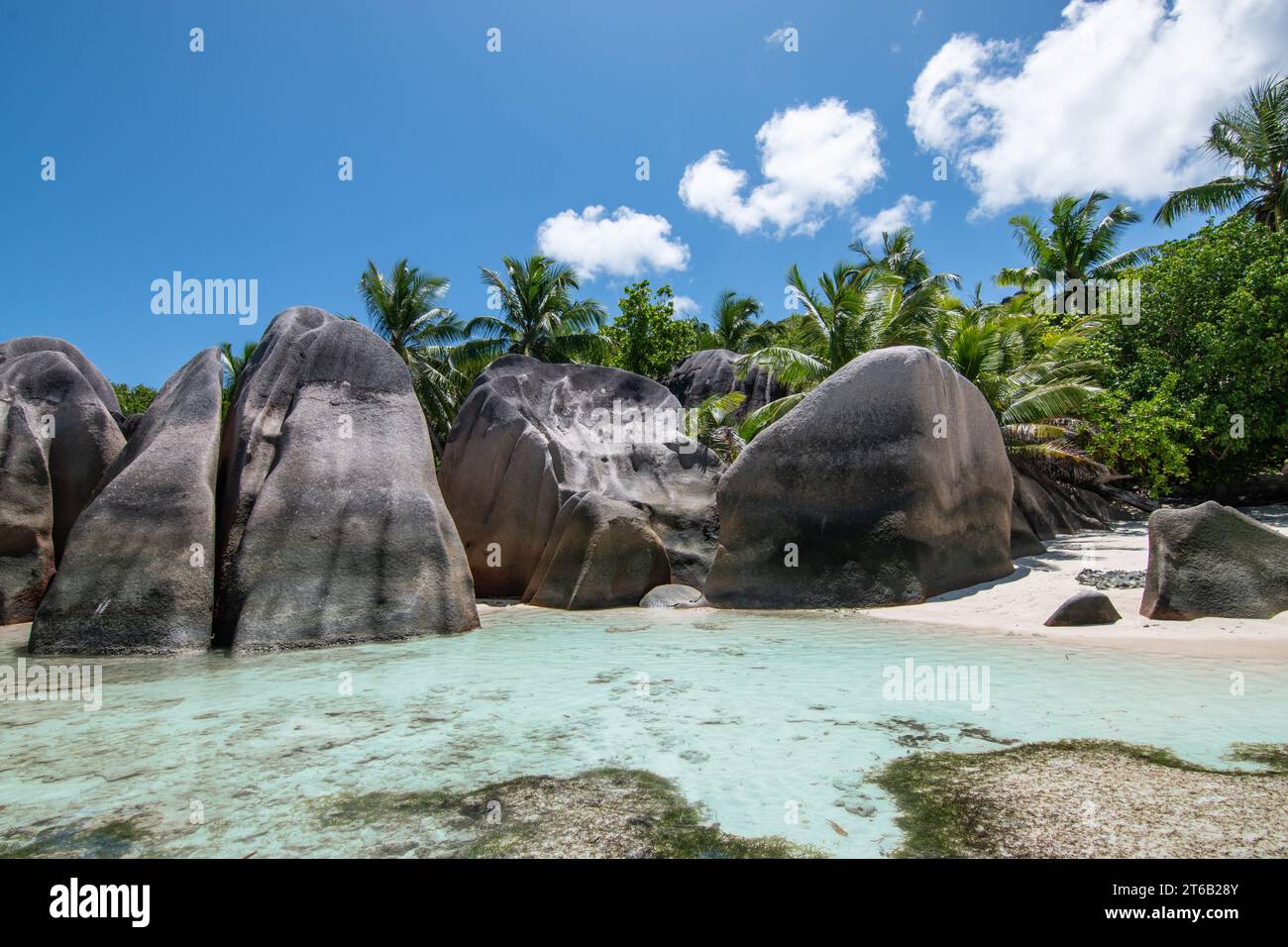 Incroyable plage naturelle avec des rochers de granit et ciel bleu. Île de la Digue, Seychelles. Banque D'Images