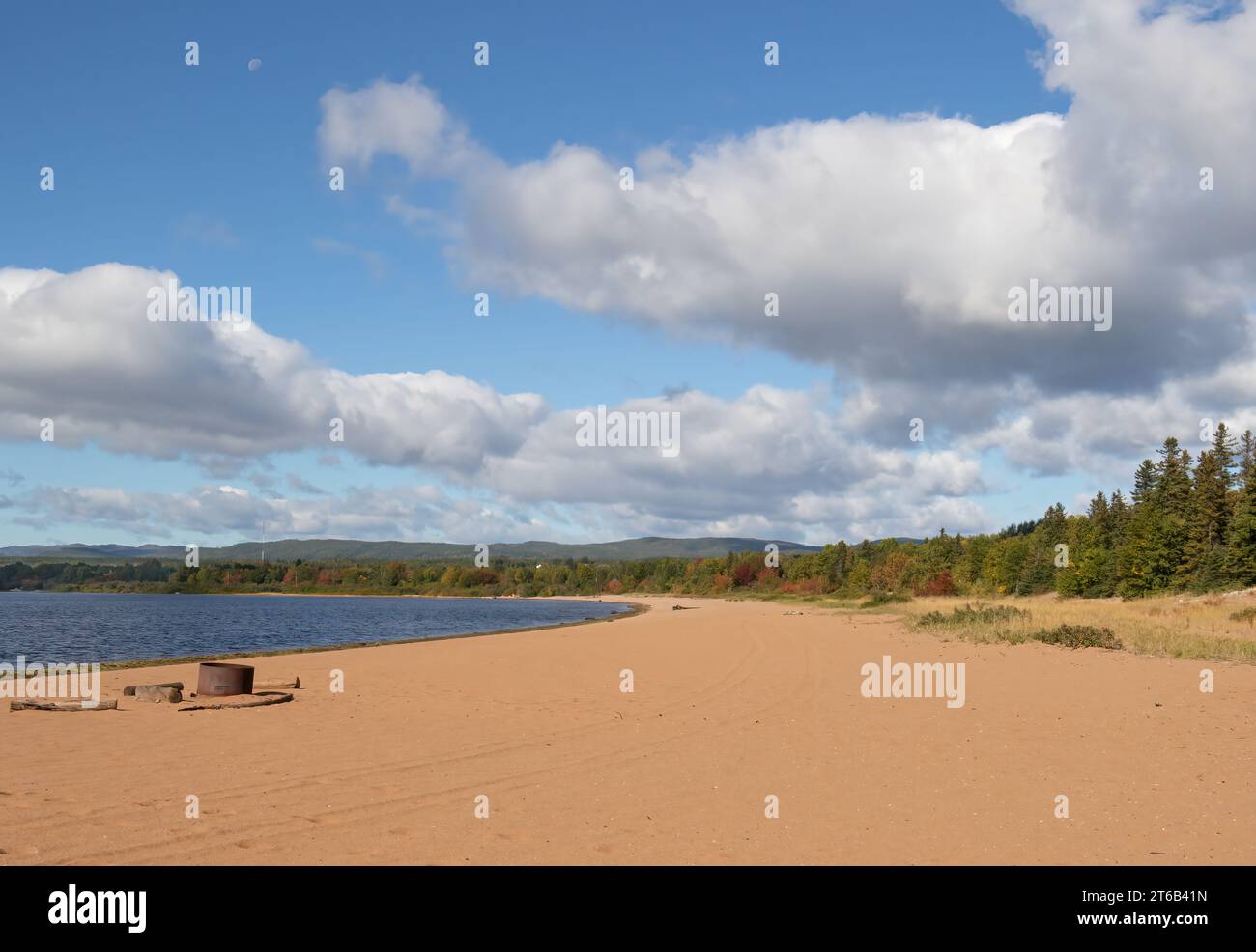 Belle plage vide au début de l'automne au lac Deer Terre-Neuve sous des nuages bleus avec de grands nuages blancs moelleux Banque D'Images