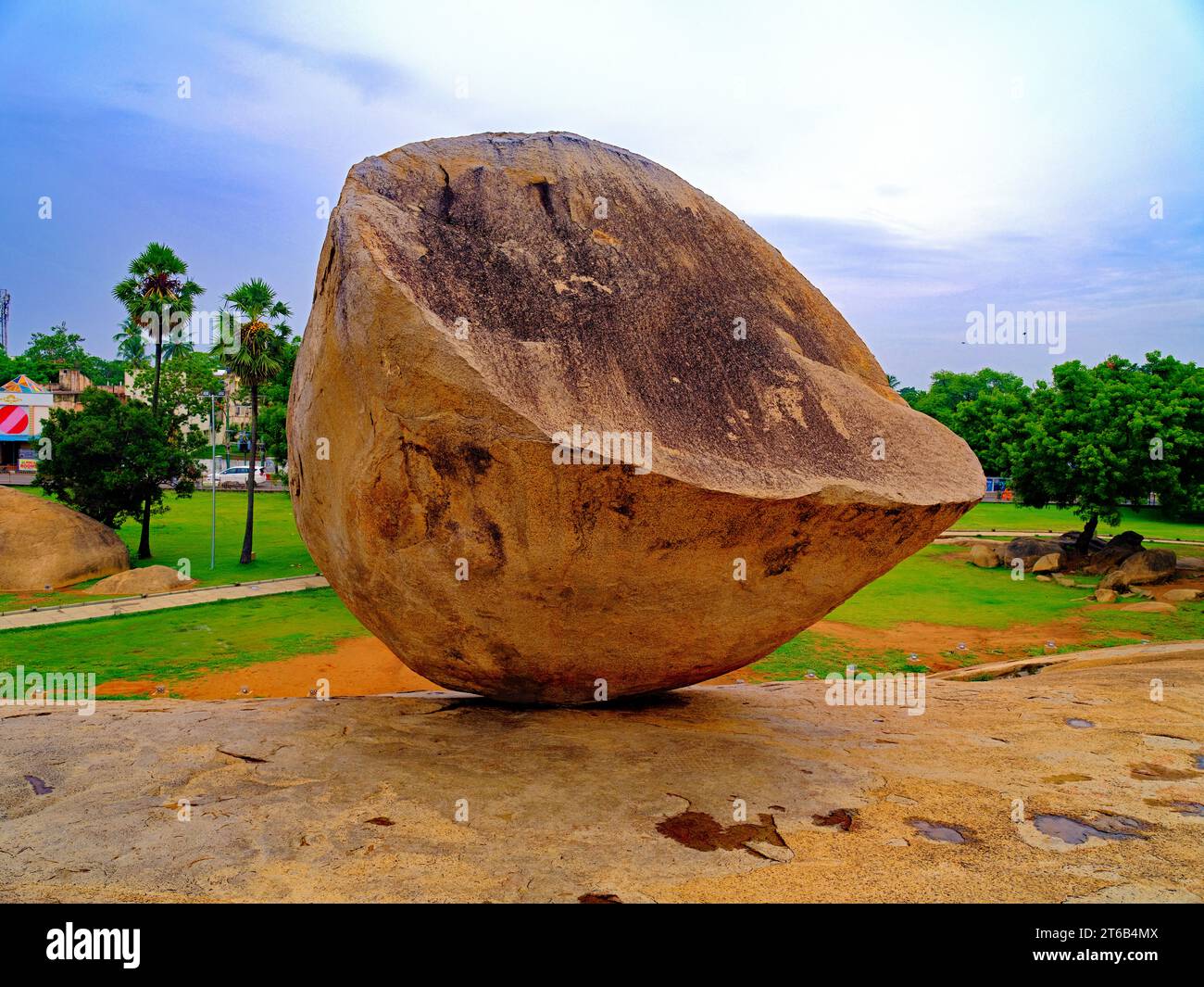 Butterball de Krishna, un rocher gigantesque et équilibré à mahabalipuram : un site classé au patrimoine de l'UNESCO Banque D'Images