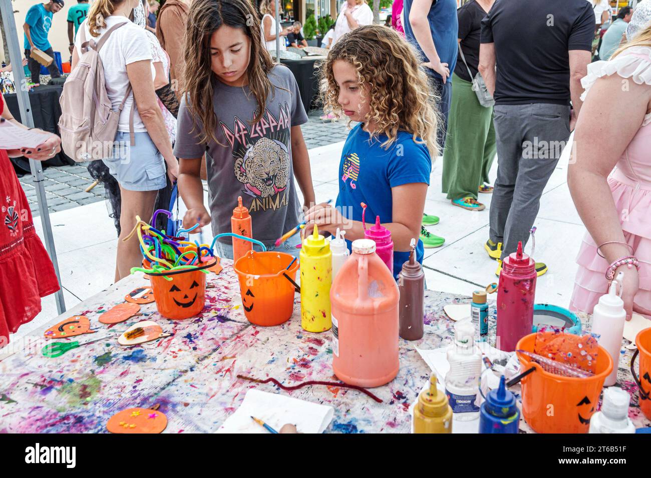 Miami Beach Floride, Normandy Isle Fountain plaza, activités annuelles d'événement communautaire Halloween, art & artisanat peinture, enfance d'enfants, enfant, fille Banque D'Images