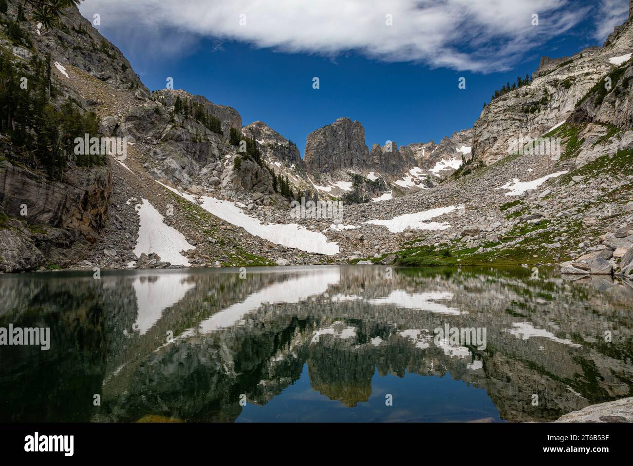 WY05753-00...WYOMING - Rock of Ages dominant le lac Ramshead dans le parc national de Grand Teton. Banque D'Images