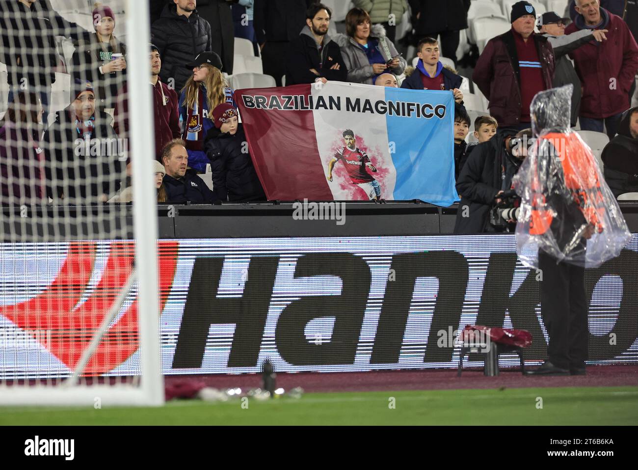 Londres, Royaume-Uni. 09 novembre 2023. Les supporters de West Ham United avec des drapeaux lors du match de l'UEFA Europa League West Ham United vs Olympiakos FC au London Stadium, Londres, Royaume-Uni, le 9 novembre 2023 (photo de Mark Cosgrove/News Images) à Londres, Royaume-Uni le 11/9/2023. (Photo de Mark Cosgrove/News Images/Sipa USA) crédit : SIPA USA/Alamy Live News Banque D'Images