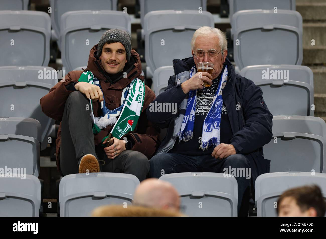 Kopavogur, Islande. 09 novembre 2023. Les supporters de Gand photographiés dans les tribunes avant un match de football entre le Breidablik islandais et l'équipe belge de football KAA Gent, jeudi 09 novembre 2023 à Kopavogur, Islande, le jour 4 de la phase de groupes de la compétition UEFA Conference League, dans le groupe B. PHOTO BELGA ARNI TORFASON crédit: Belga News Agency/Alamy Live News Banque D'Images