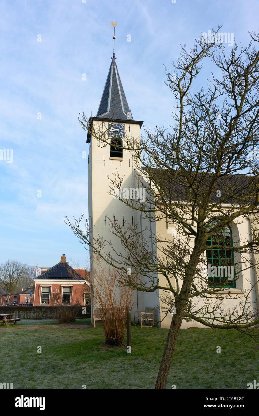 L'église dédiée à Jacques le Grand dans le village de Feerwerd à Groningue a été construite au début du 13e siècle et était à l'origine voûtée Banque D'Images
