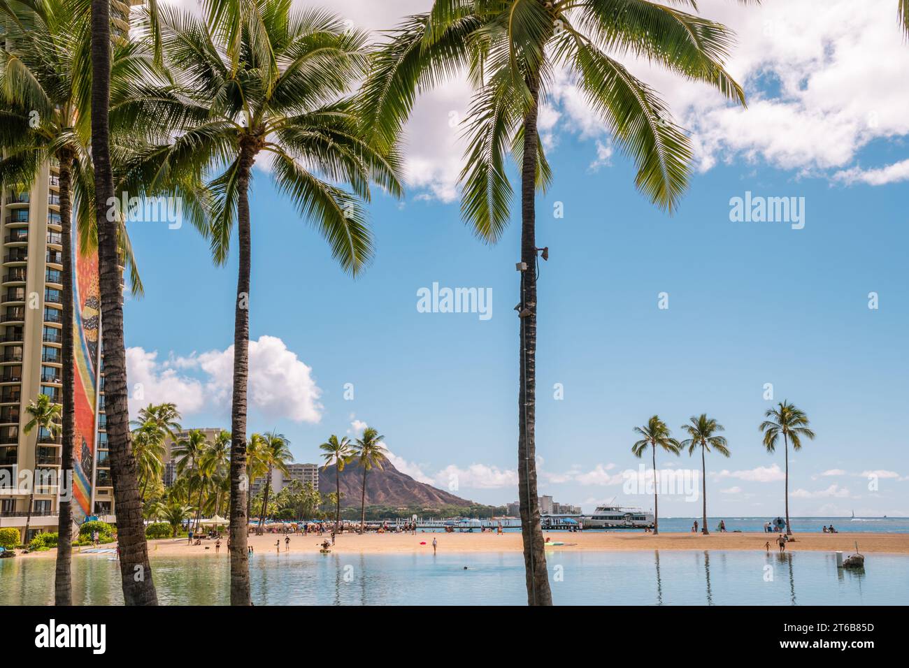 Honolulu, Oahu, HI, US-October 29, 2023 : la célèbre plage de Waikiki avec des palmiers et Diamond Head en arrière-plan. Banque D'Images