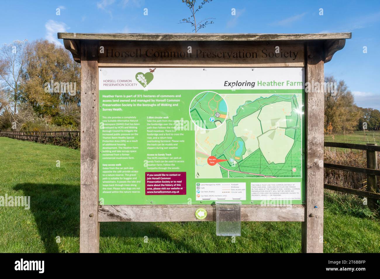 Panneau d'information à Heather Farm Greenspace, qui fait partie de Horsell Common près de Chobham, Surrey, Angleterre, Royaume-Uni Banque D'Images