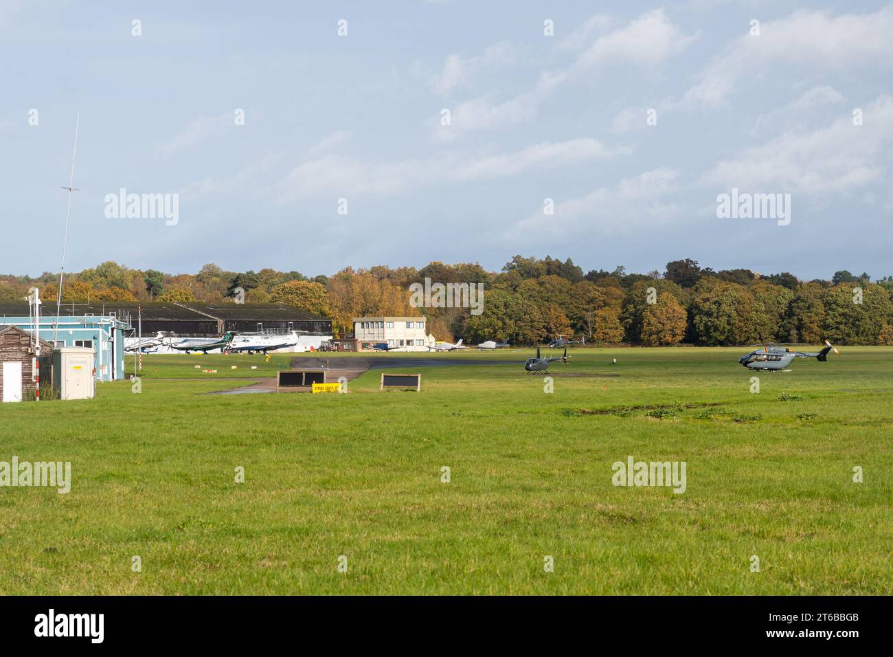 Fairoaks Airport dans le Surrey, Angleterre, Royaume-Uni, avec des hélicoptères et des avions avions avions Banque D'Images