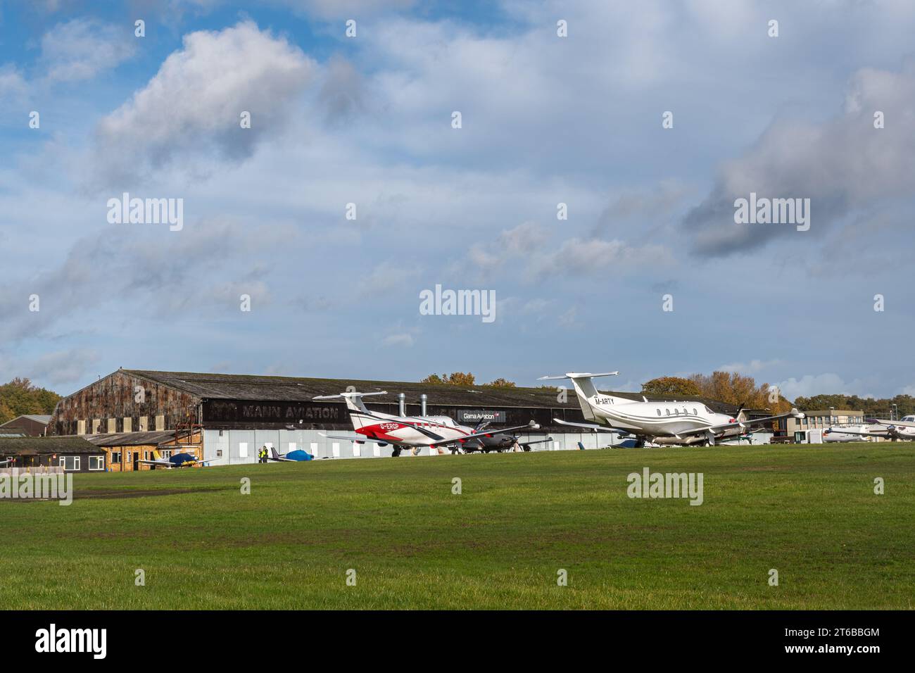 Fairoaks aéroport dans le Surrey, Angleterre, Royaume-Uni, avec avions avions avions avions Banque D'Images