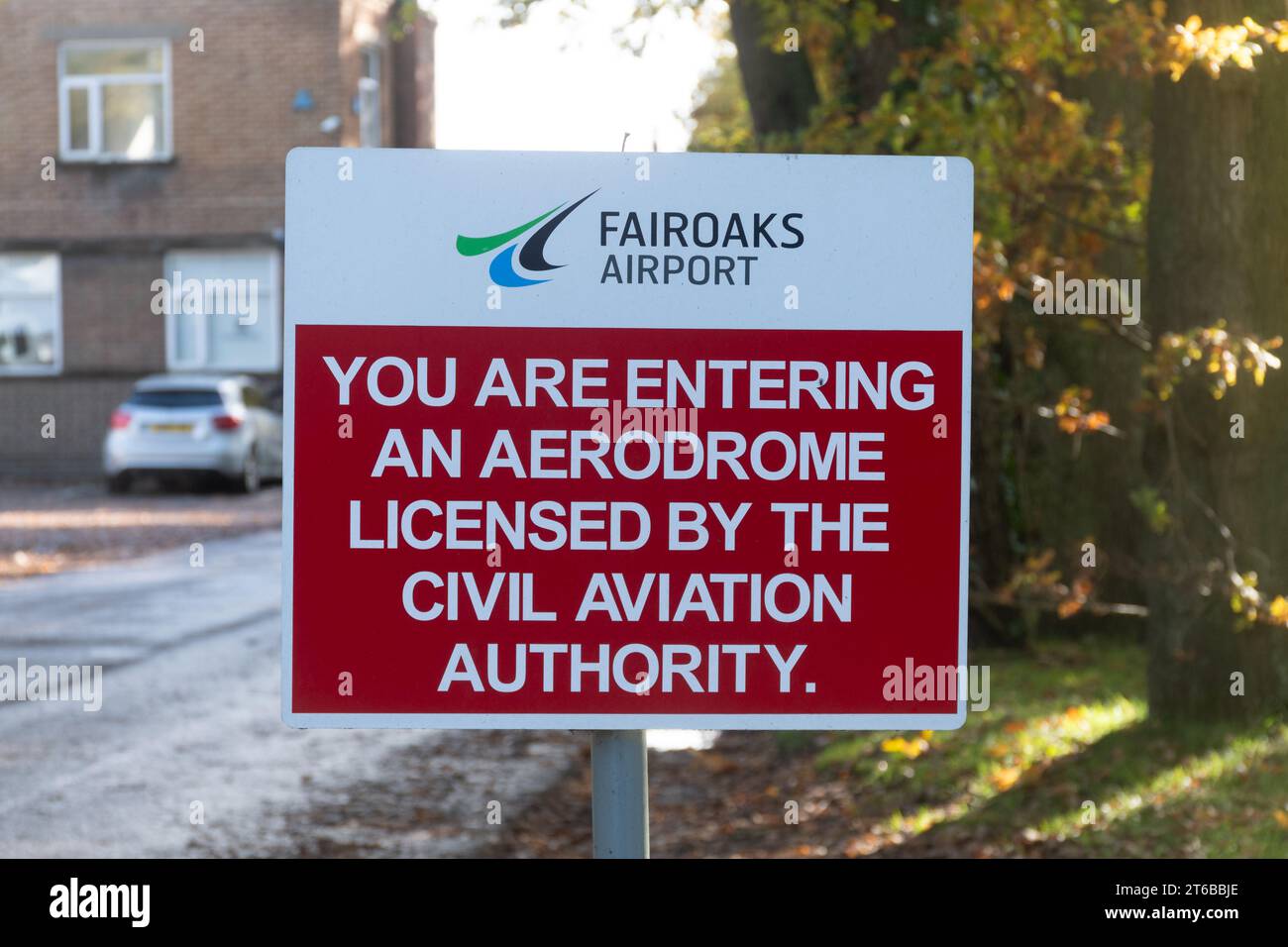 Fairoaks Airport dans le Surrey, Angleterre, Royaume-Uni. Signe vous entrez dans un aérodrome autorisé par l’Autorité de l’aviation civile Banque D'Images