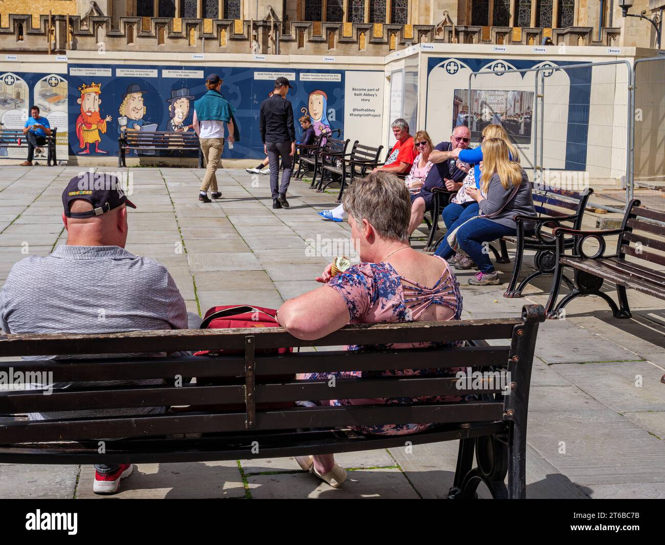 Les gens se relaxant et profitant du soleil, sur la place près de l'abbaye, Bath, Somerset, Angleterre, Royaume-Uni Banque D'Images