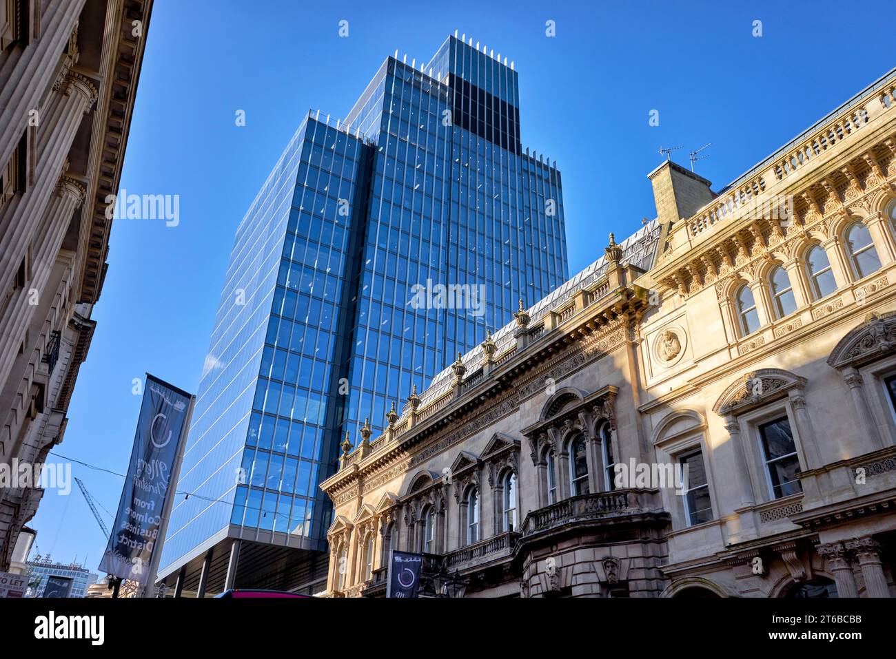 L'architecture moderne et ancienne contrastent Birmingham Angleterre Royaume-Uni Banque D'Images
