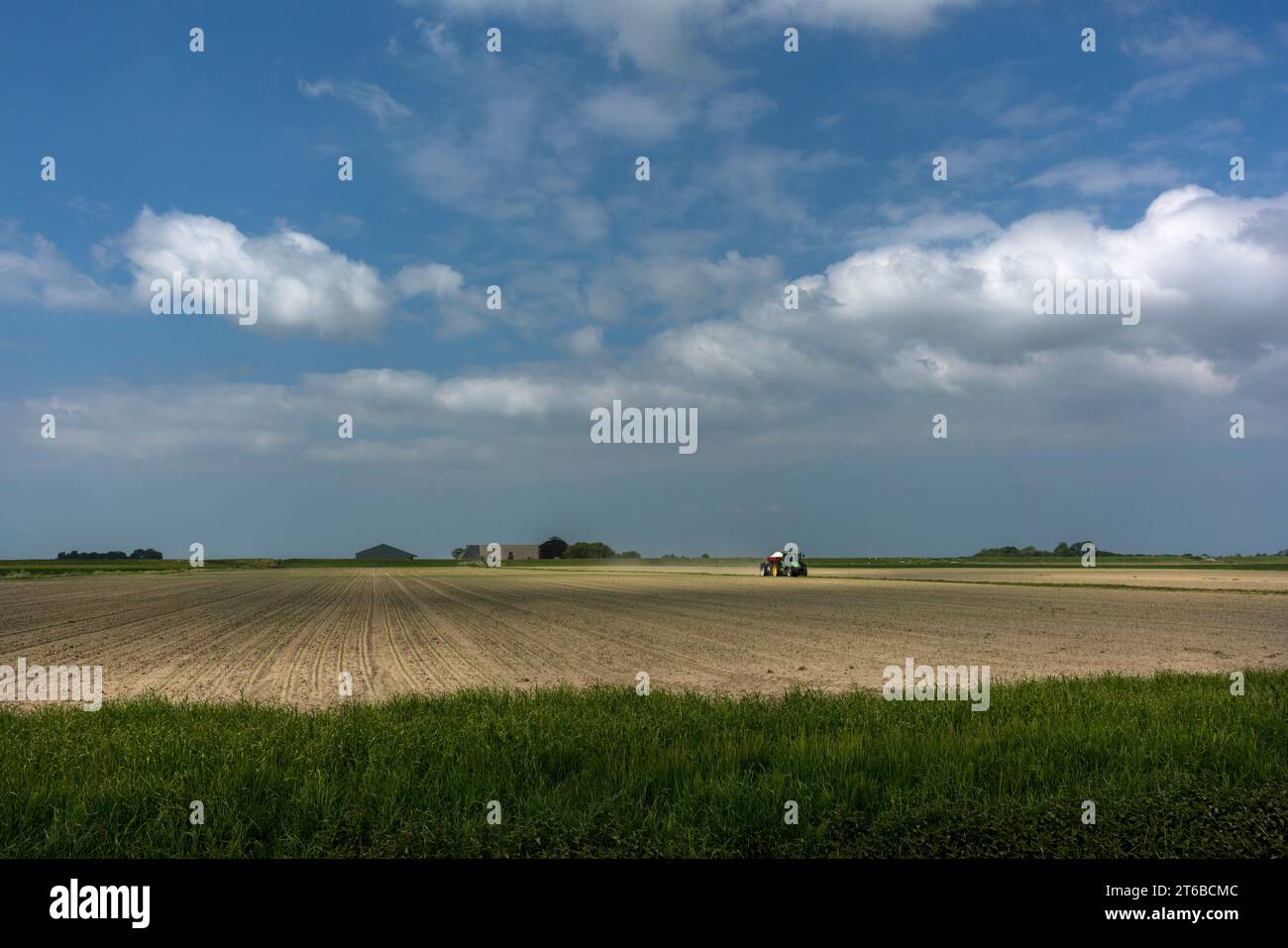 Uithuizen, pays-Bas, 05-19-2018. Un agriculteur sur un tracteur est occupé à épandre de la chaux sur un champ. Banque D'Images