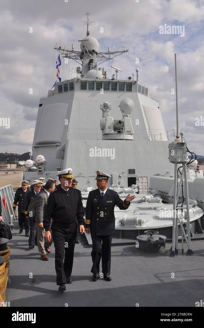 Le Vice-chef des opérations navales Adm. Mark Ferguson reçoit une visite de CNS Changchun (DDG-150) Banque D'Images