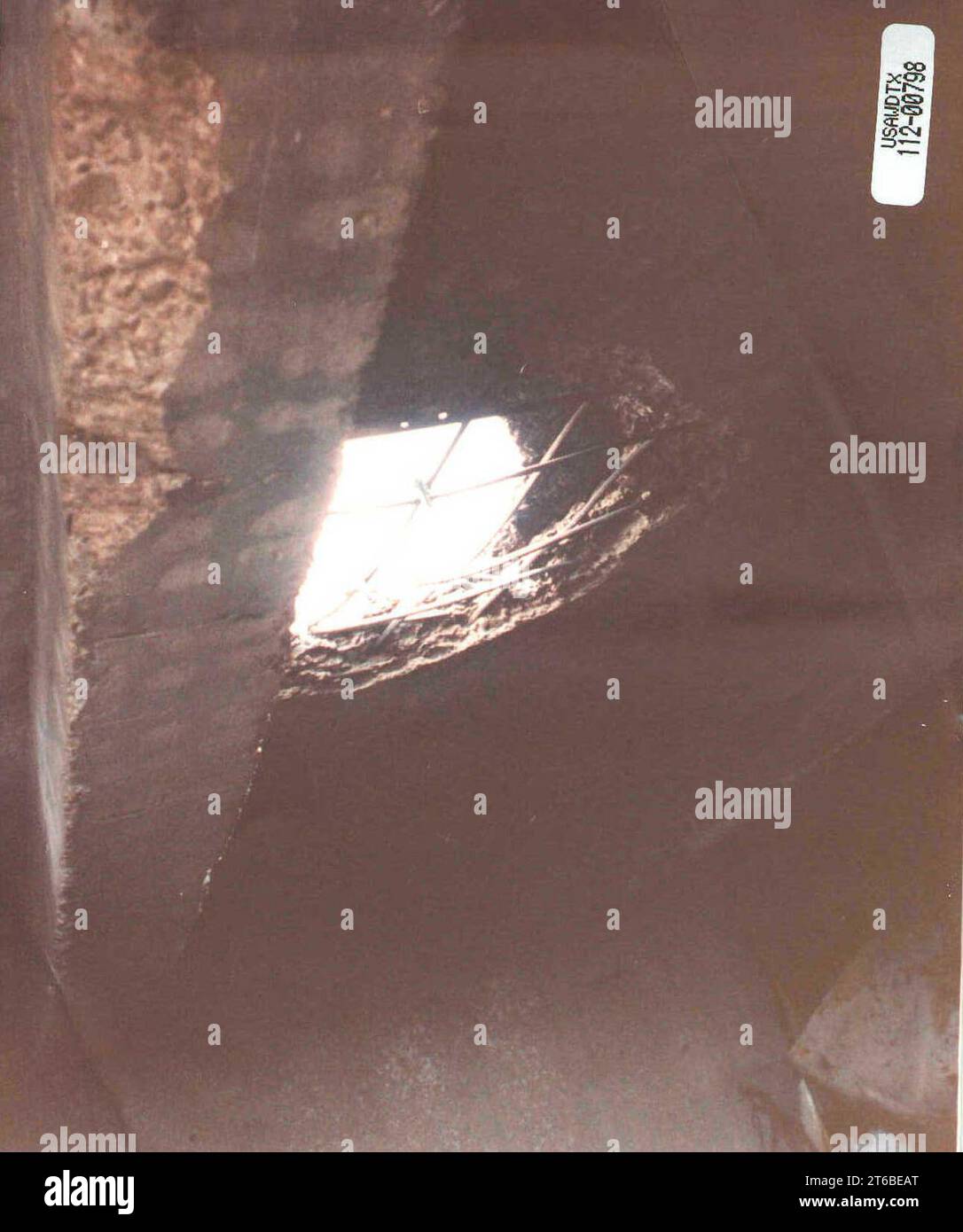 USAWDTX 112-00798 – trou dans le toit du bunker Branch Davidian de l'intérieur Banque D'Images