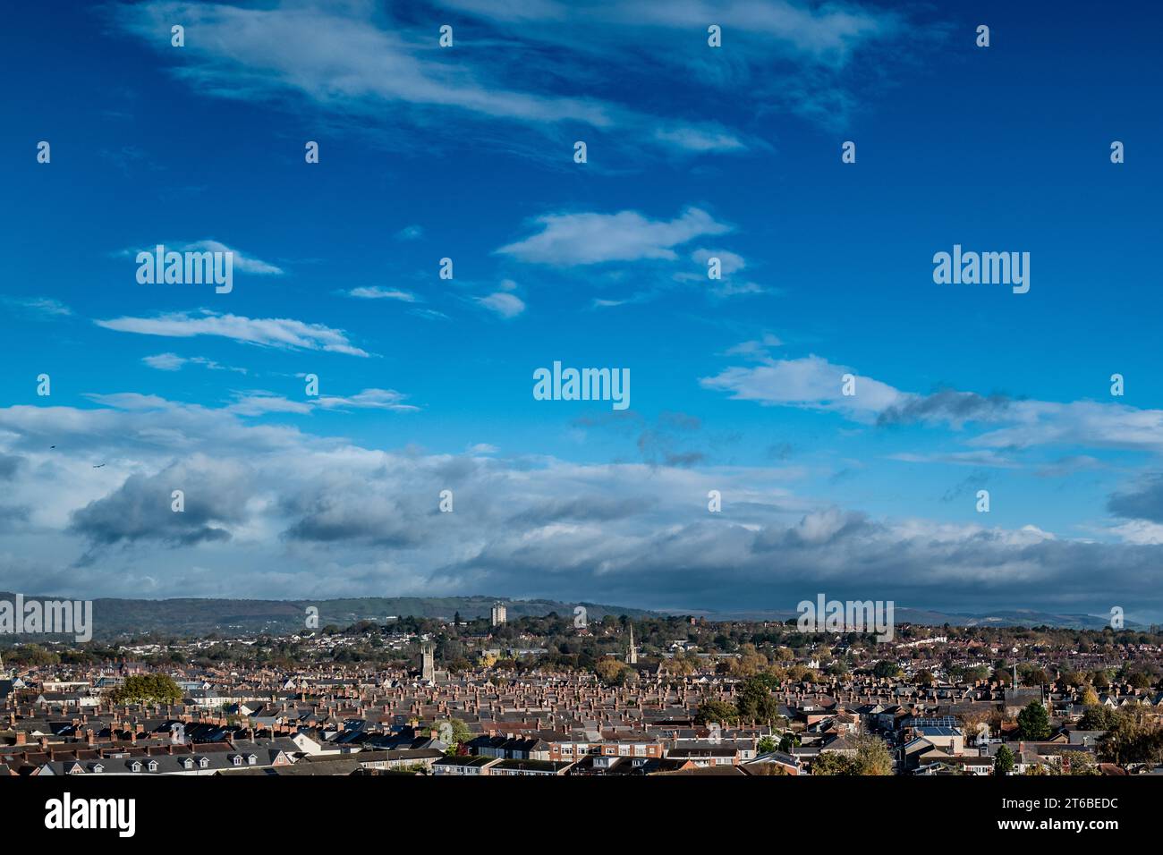 Vue aérienne de Cardiff, la capitale du pays de Galles, Royaume-Uni 2023 par un ciel clair jour d'automne. Regarder vers le nord de la ville et des banlieues. Anciens et nouveaux bâtiments. Banque D'Images