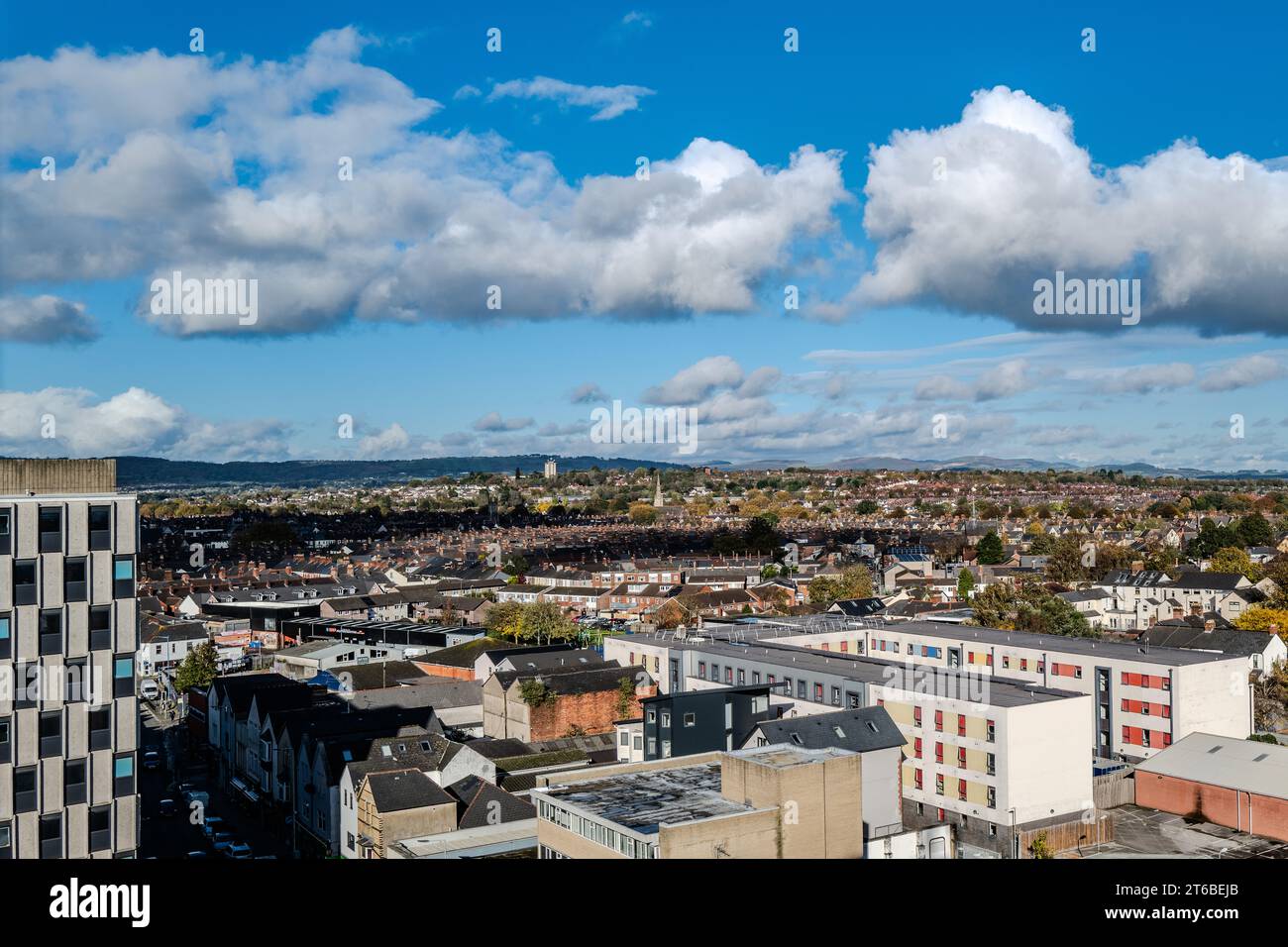 Vue aérienne de Cardiff, la capitale du pays de Galles, Royaume-Uni 2023 par un ciel clair jour d'automne. Regarder vers le nord de la ville et des banlieues. Anciens et nouveaux bâtiments. Banque D'Images