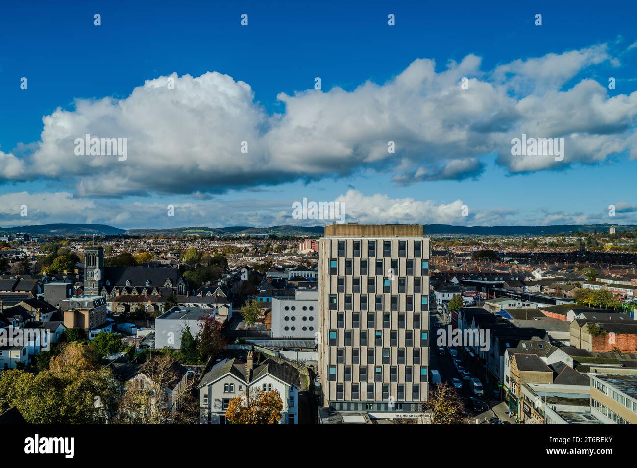 Vue aérienne de Cardiff, la capitale du pays de Galles, Royaume-Uni 2023 par un ciel clair jour d'automne. Regarder vers le nord de la ville et des banlieues. Anciens et nouveaux bâtiments. Banque D'Images