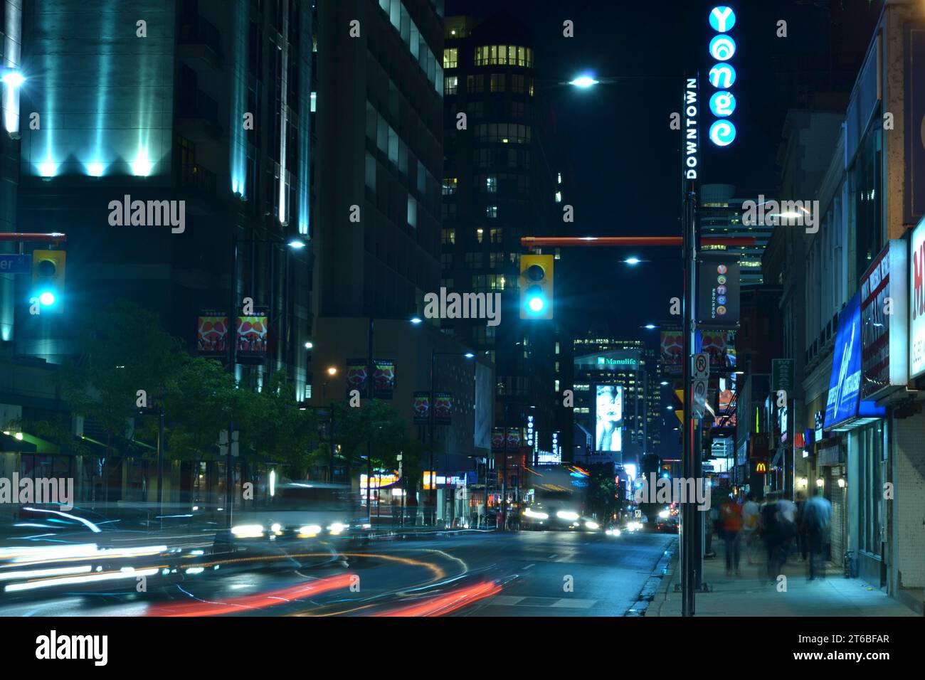 Rue Yonge la nuit, Toronto, ON Canada Banque D'Images