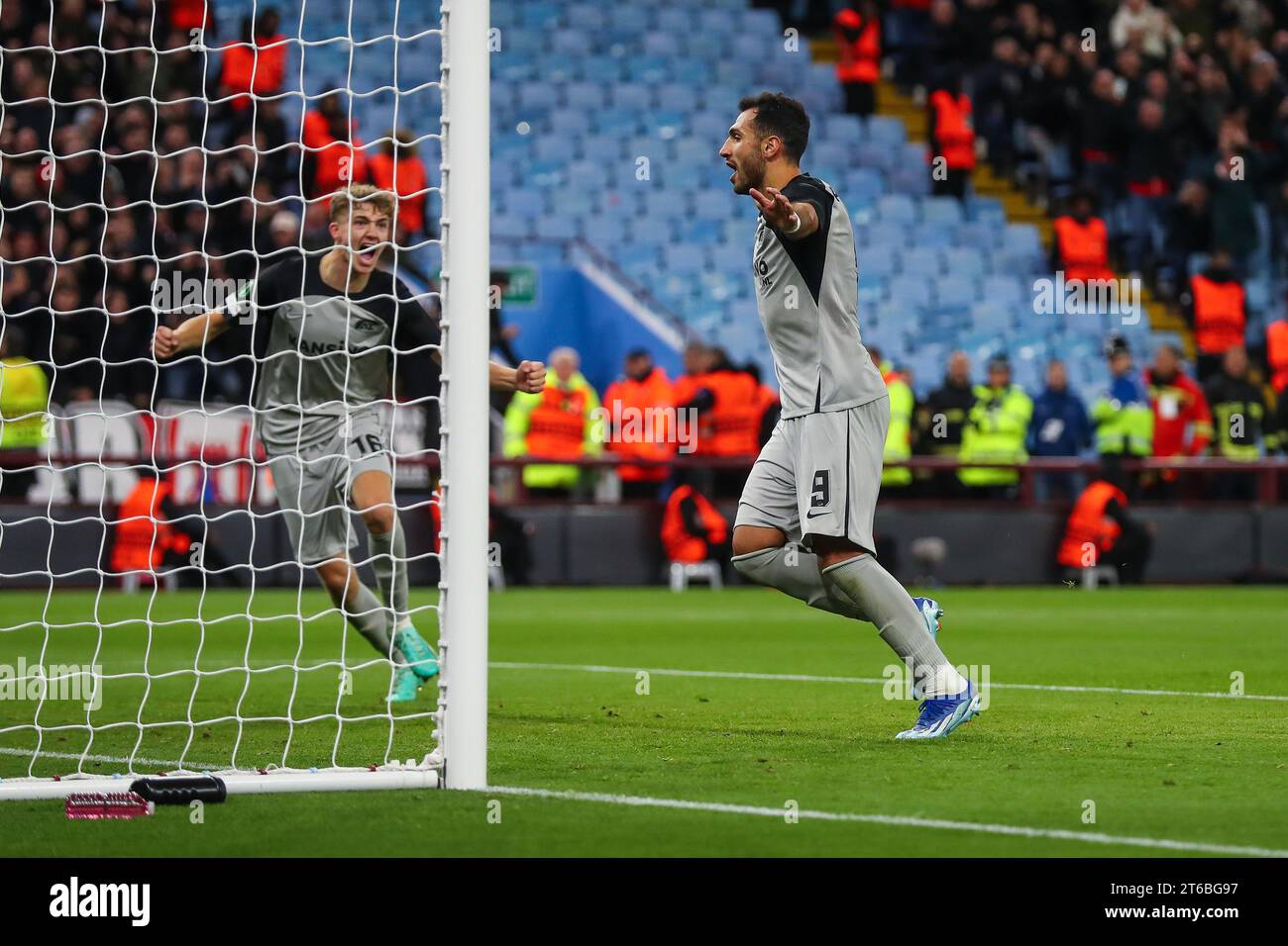Evangelos Pavlidis #9 de AZ Alkmaar célèbre son but mais il a été exclu pour off side, aucun but lors du match de l'UEFA Europa Conference League Aston Villa vs AZ Alkmaar à Villa Park, Birmingham, Royaume-Uni, le 9 novembre 2023 (photo de Gareth Evans/News Images) Banque D'Images