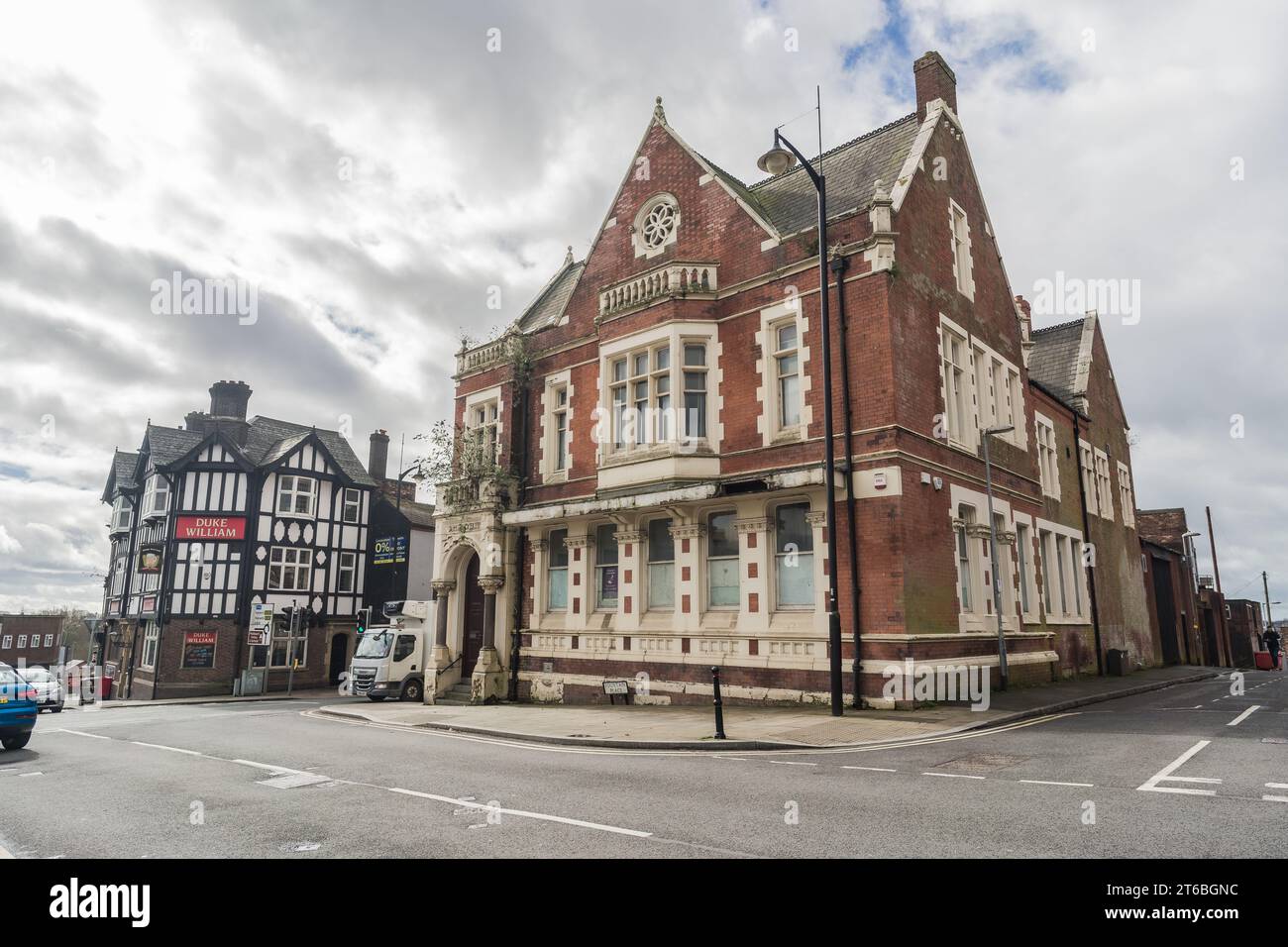 Burslem, Stoke on Trent, Angleterre, 21 mars 2023. NatWest Bank et Duke William pub dans le centre-ville, illustration éditoriale d'affaires et de voyage. Banque D'Images