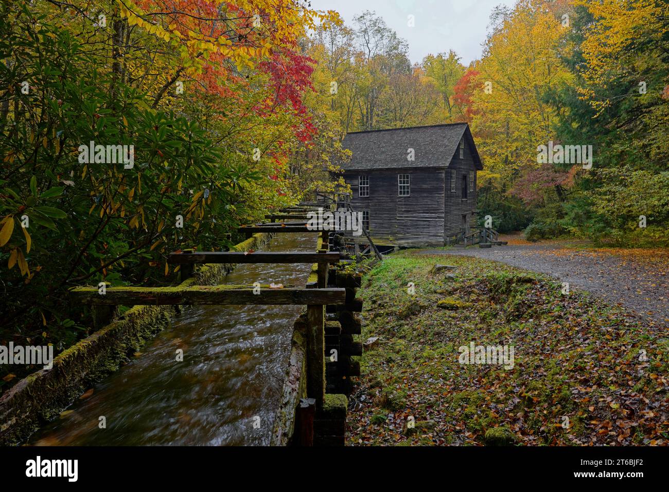 Historique Mingus Mill dans le parc national des Great Smoky Mountains en Caroline du Nord avec Fall Color Banque D'Images